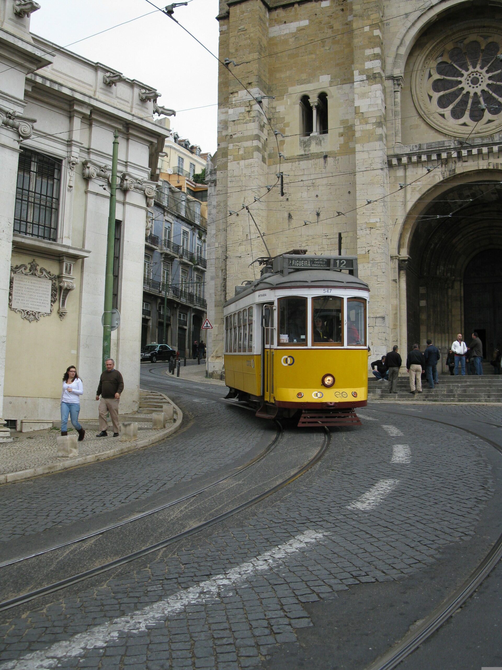 Gelbe Straßenbahn im Stadtteil Alfarma